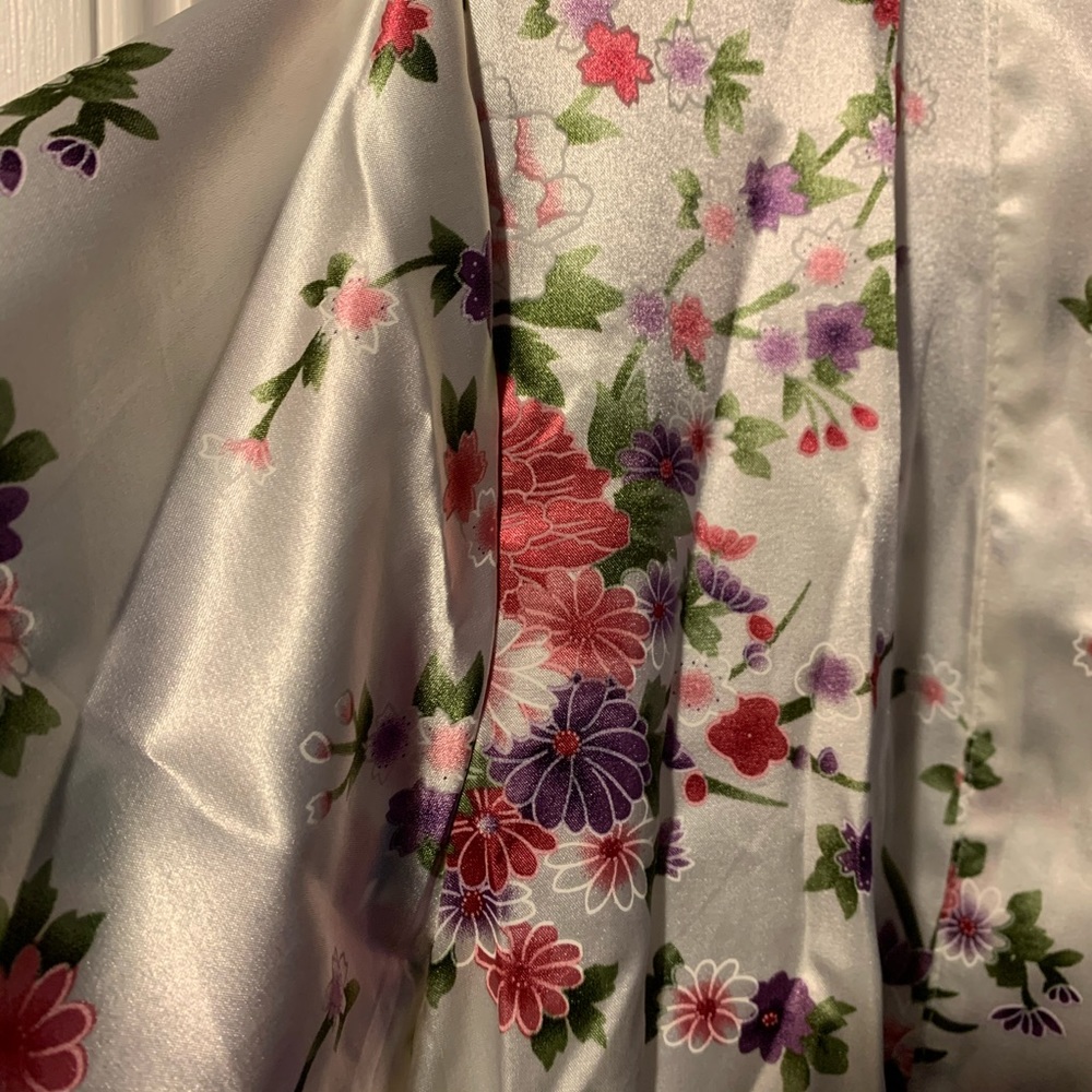 2 for $20🌟 Floral Robe - Picture 3 of 5